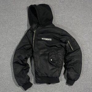 VETEMENTS Automne-Hiver 2020 Limited Edition Logo Hooded Jacket in Black - XL